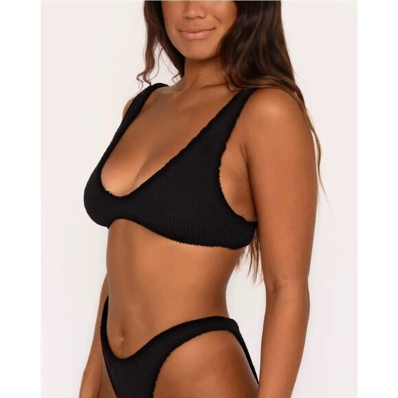 Skatie• ‘Sami’ SUPERSTRETCH Bikini Top in Black - Picture 14 of 16